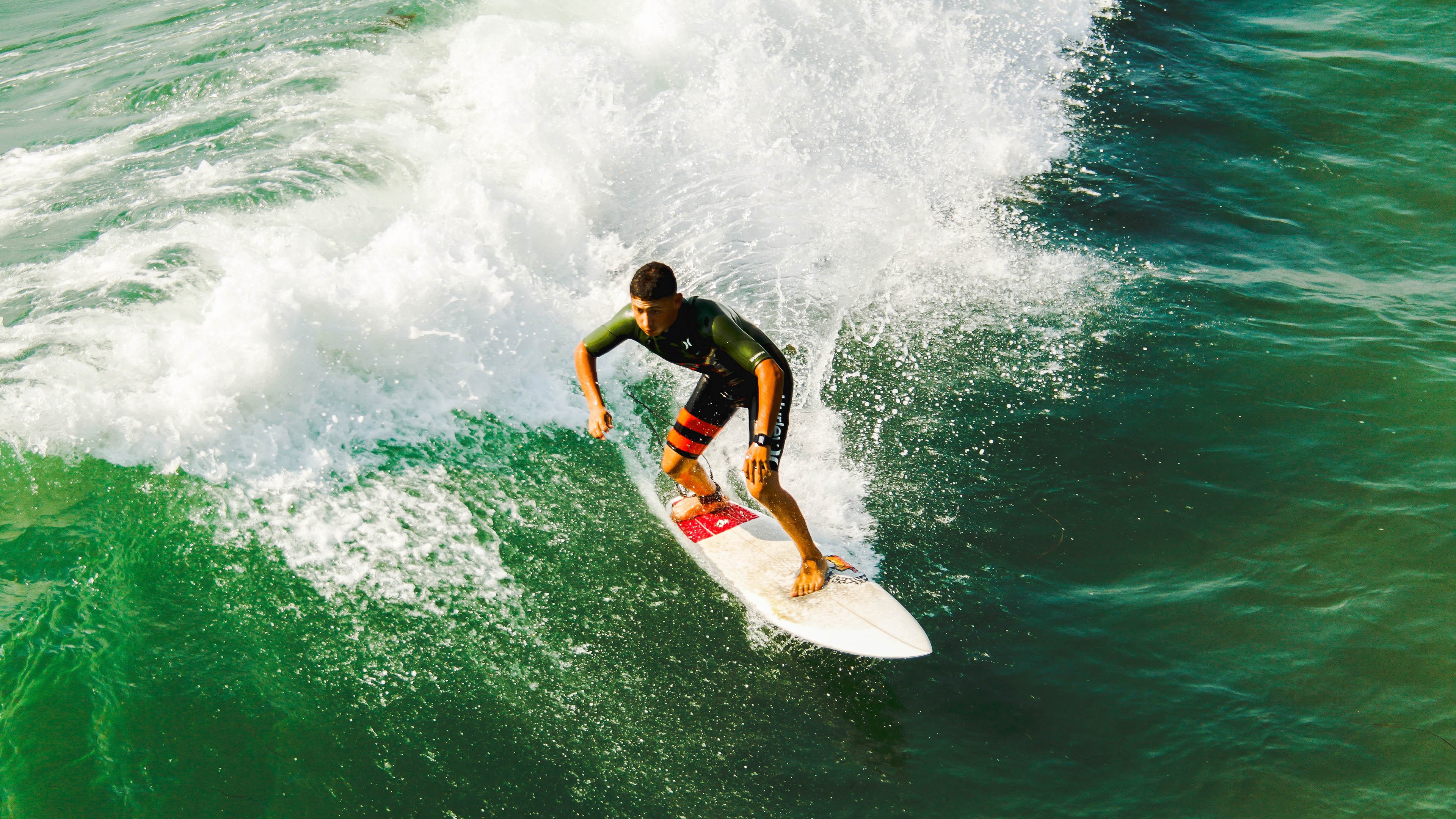 巅峰对决!中国选手张伟丽卫冕UFC草量级冠军,格斗之夜引爆全球热潮