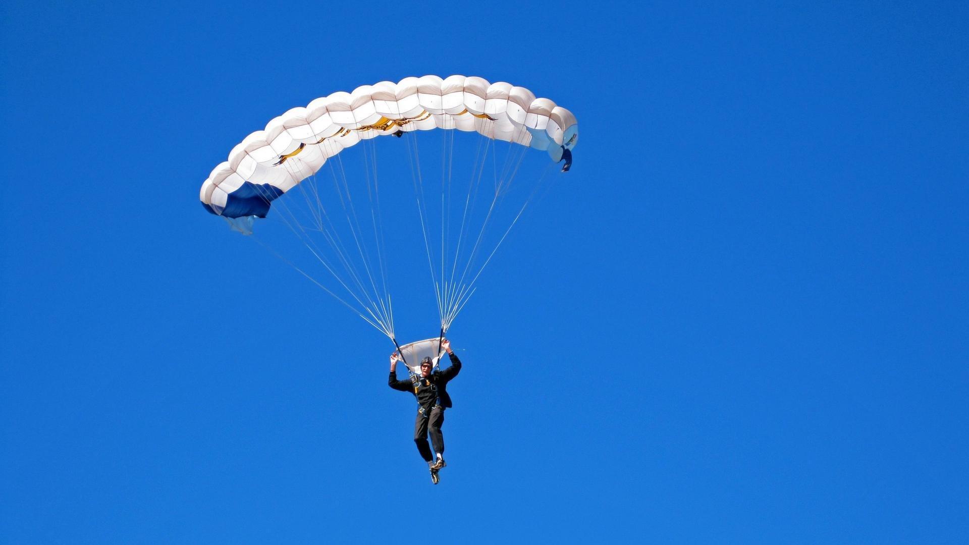 UFC 296上演巅峰对决，爱德华兹成功卫冕次中量级冠军