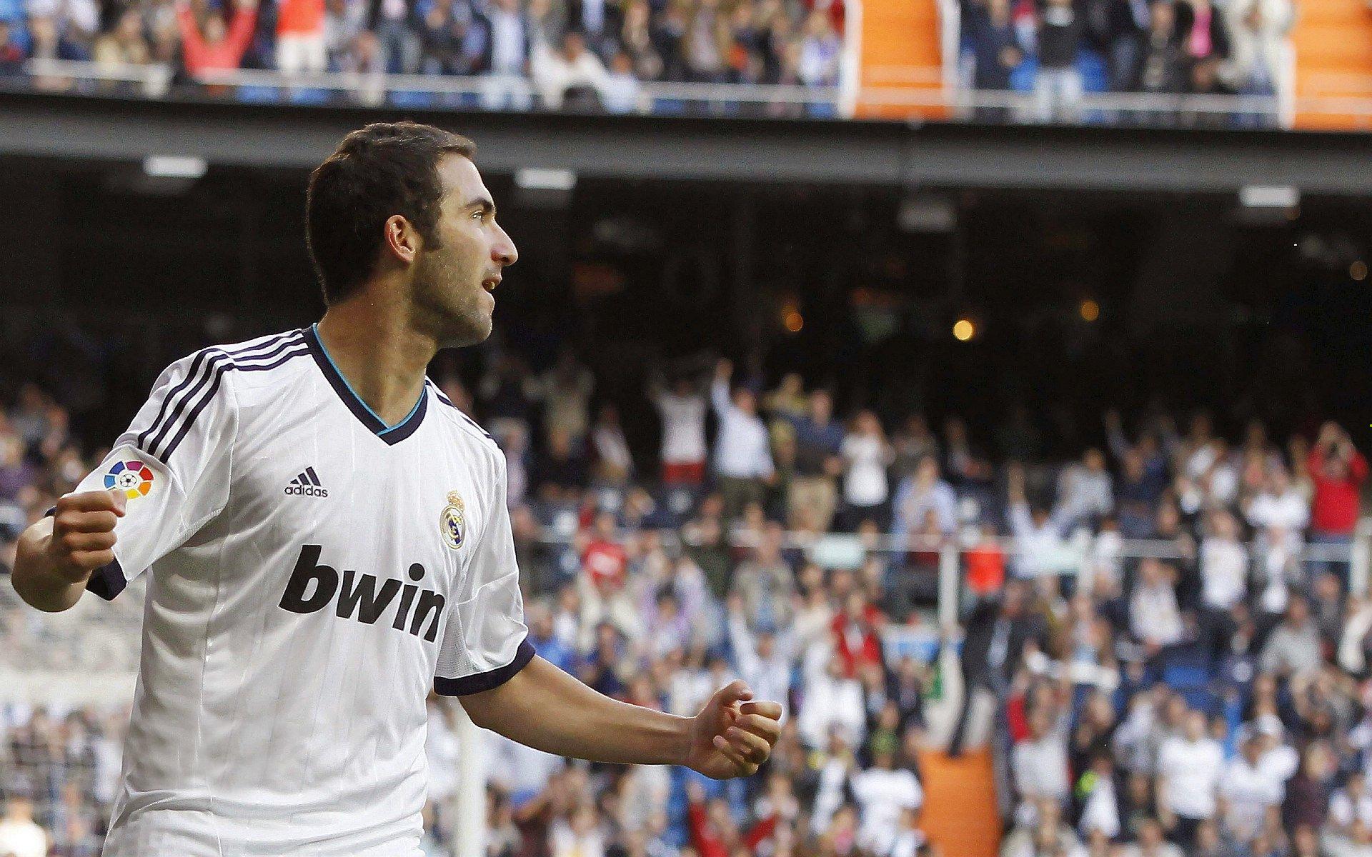 NBA季后赛激战正酣,勇士逆转掘金,库里关键三分锁定胜局